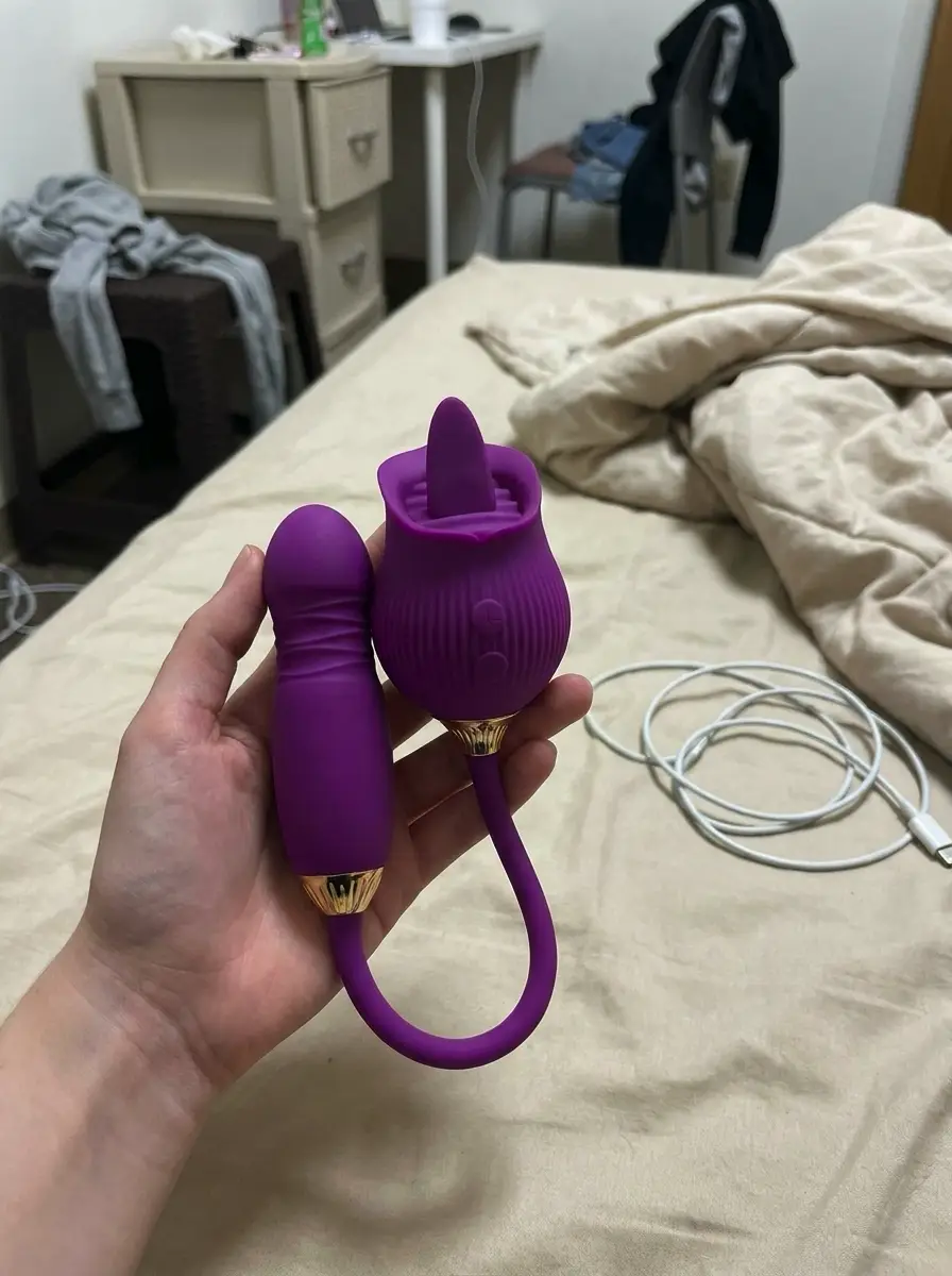 Clienta sosteniendo el vibrador Toque Íntimo
